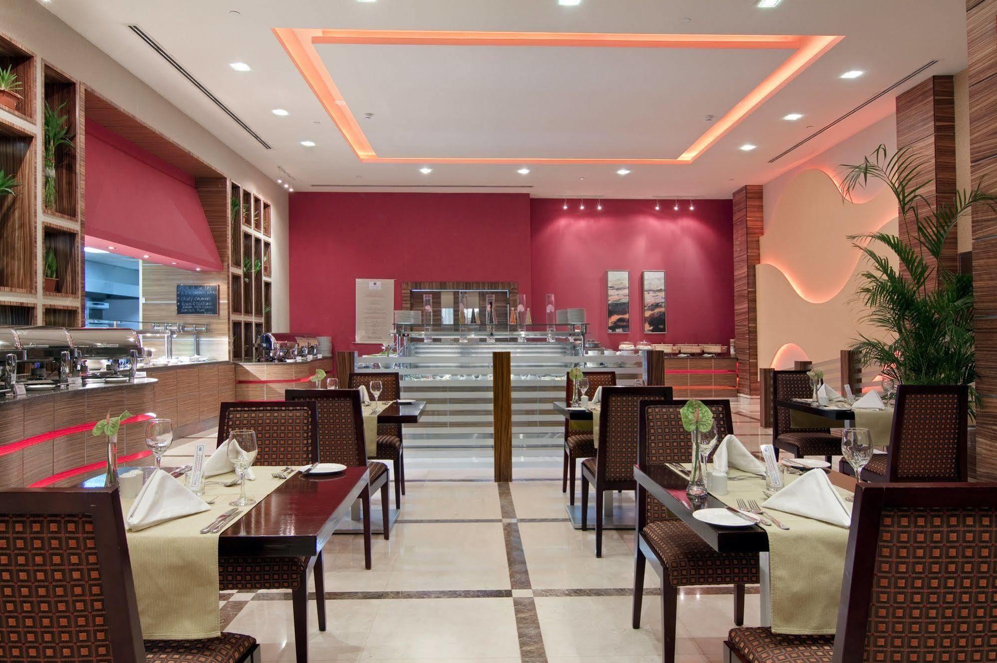 Hilton Garden Inn Riyadh Olaya Restaurante foto